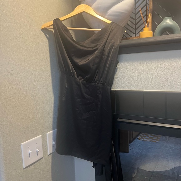 black asymmetrical dress - Picture 2 of 3